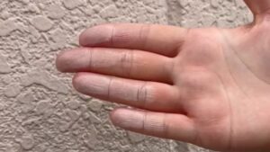 外壁を触ると白い粉が付くチョーキング現象