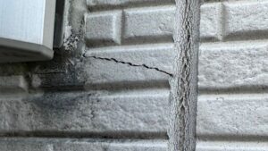 外壁に発生したひび割れ（クラック）の劣化症状